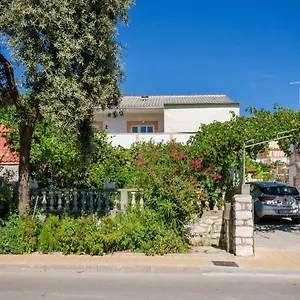 Elvira Apartman